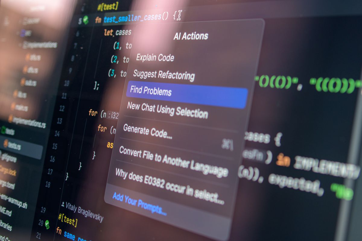 Разработчик работает с ИИ-ассистентом